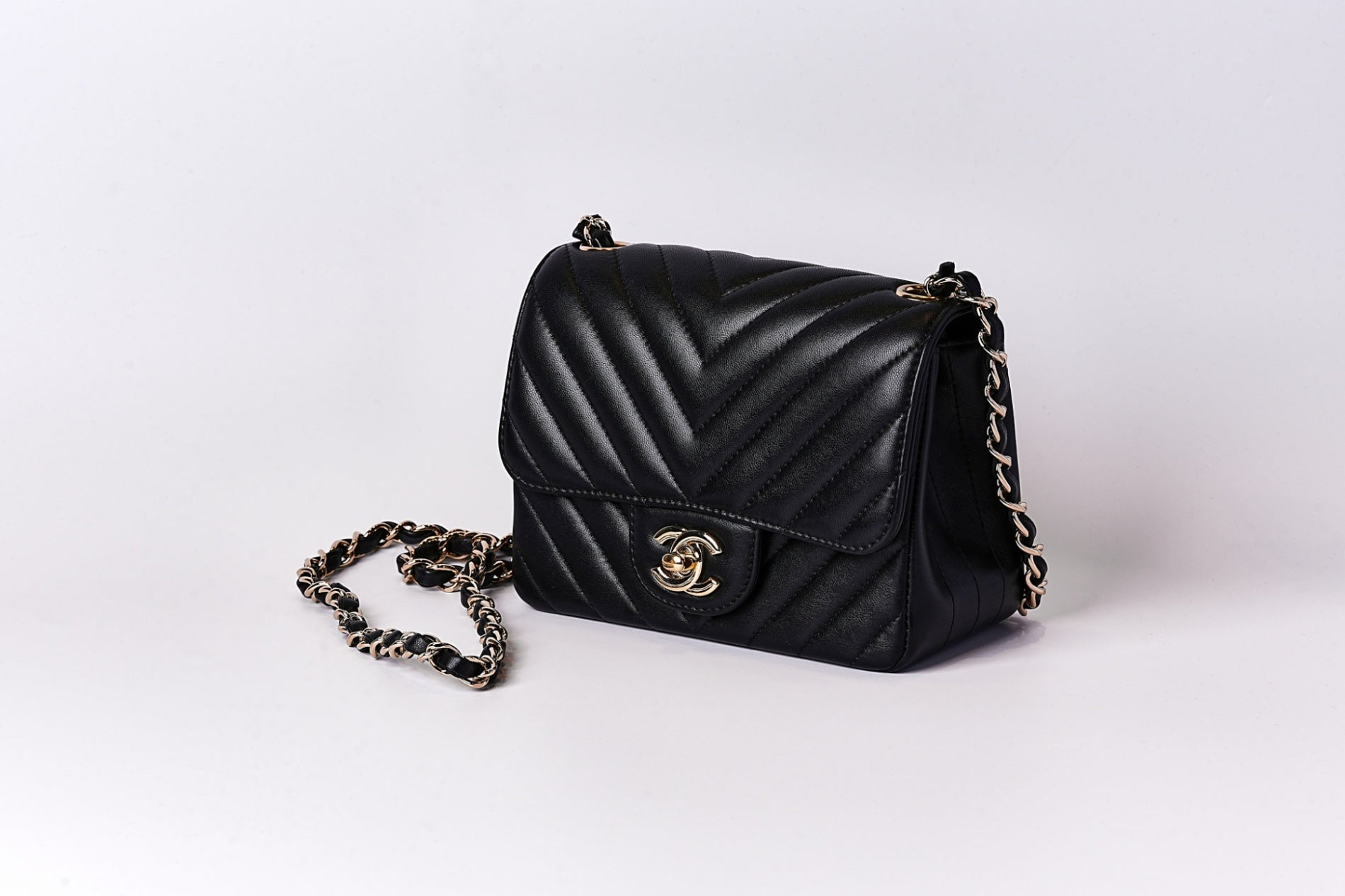 CHANEL Vステッチ ミニマトラッセバッグ