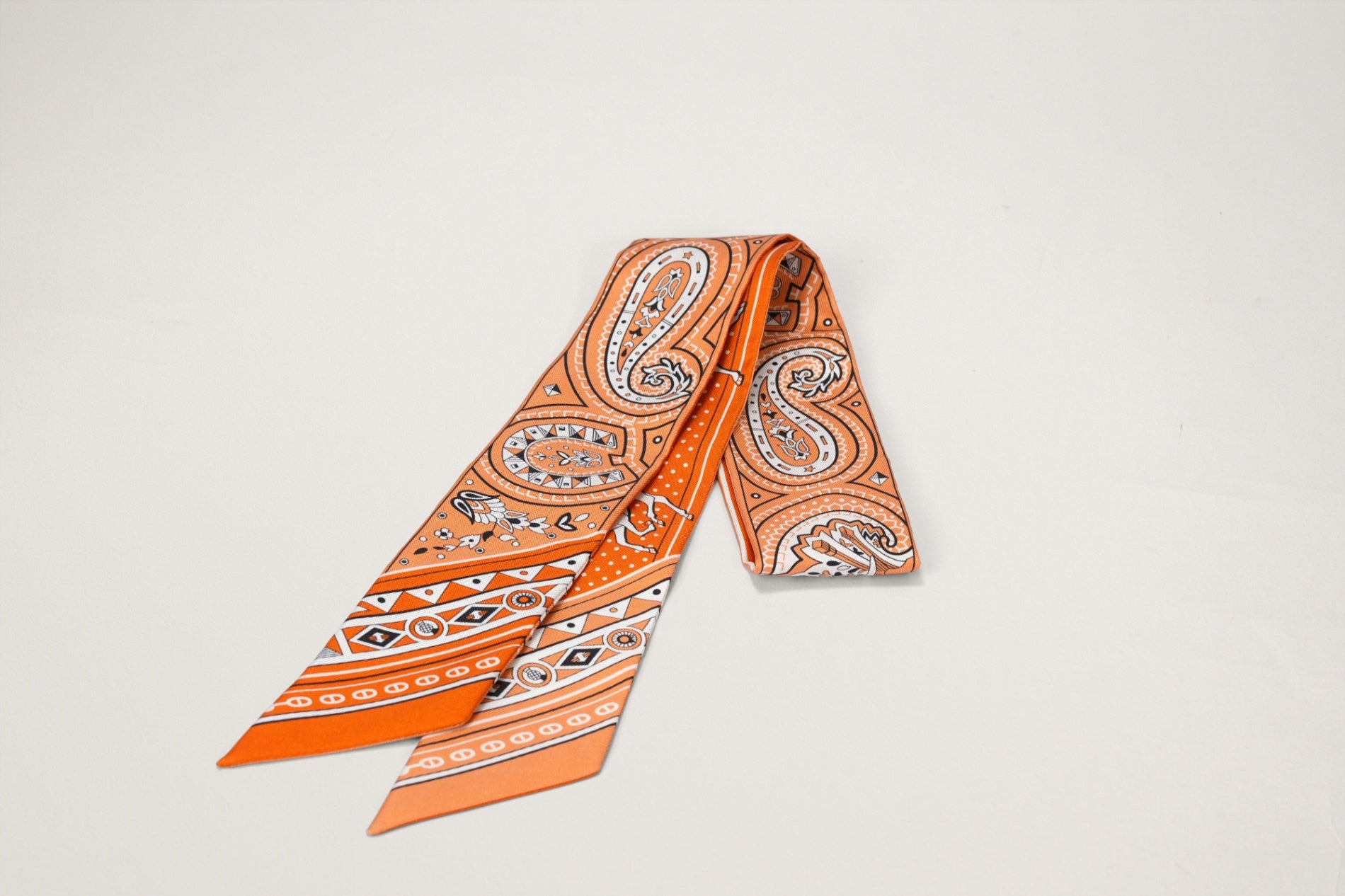 HERMES ツイリー《シュヴァル・ドゥ・クール・バンダナ》 – GINZA SATAKE