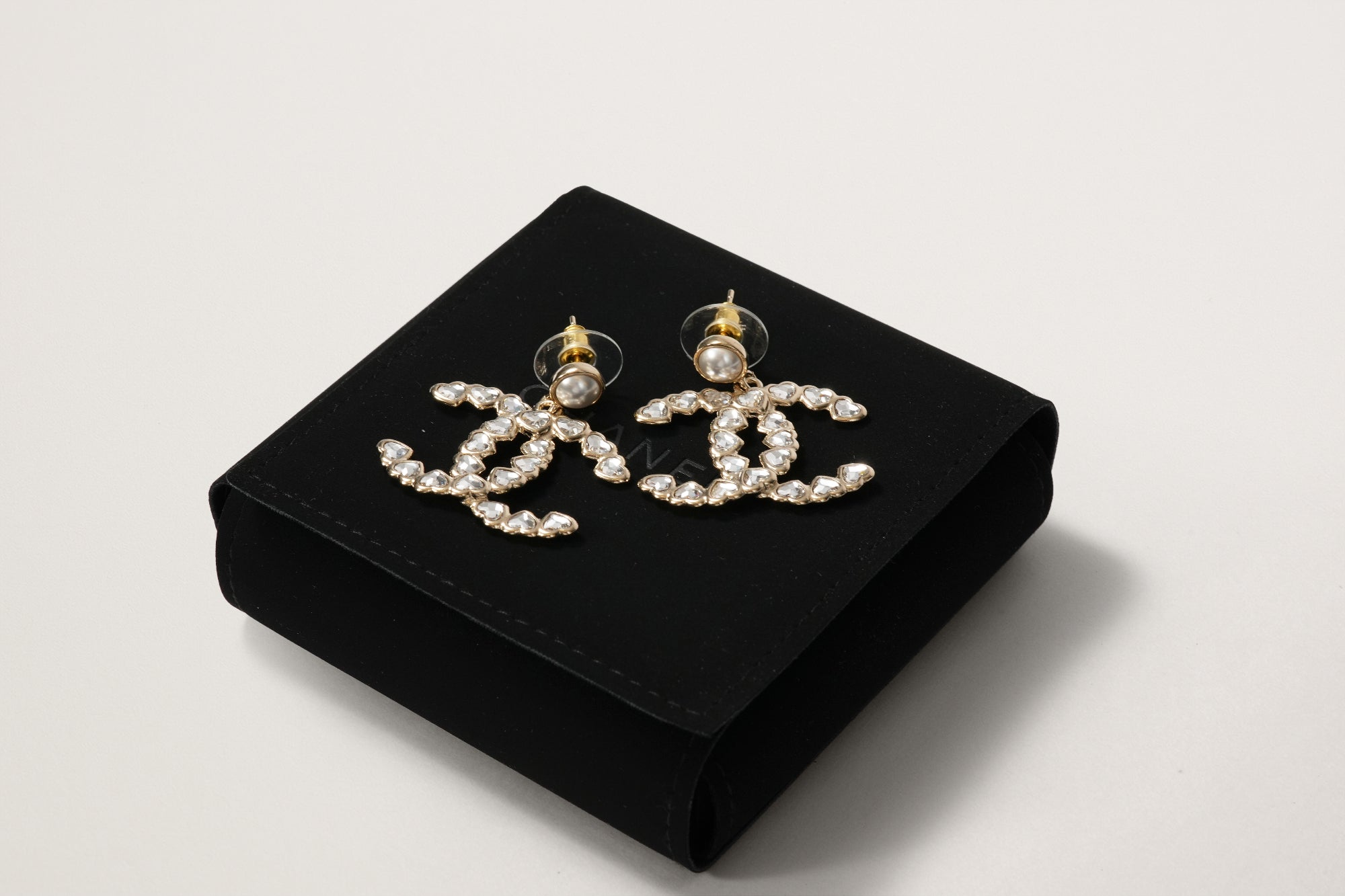 CHANEL ココマーク ハートラインストーンピアス – GINZA SATAKE CHANEL ココマーク ハートラインストーンピアス – GINZA SATAKE