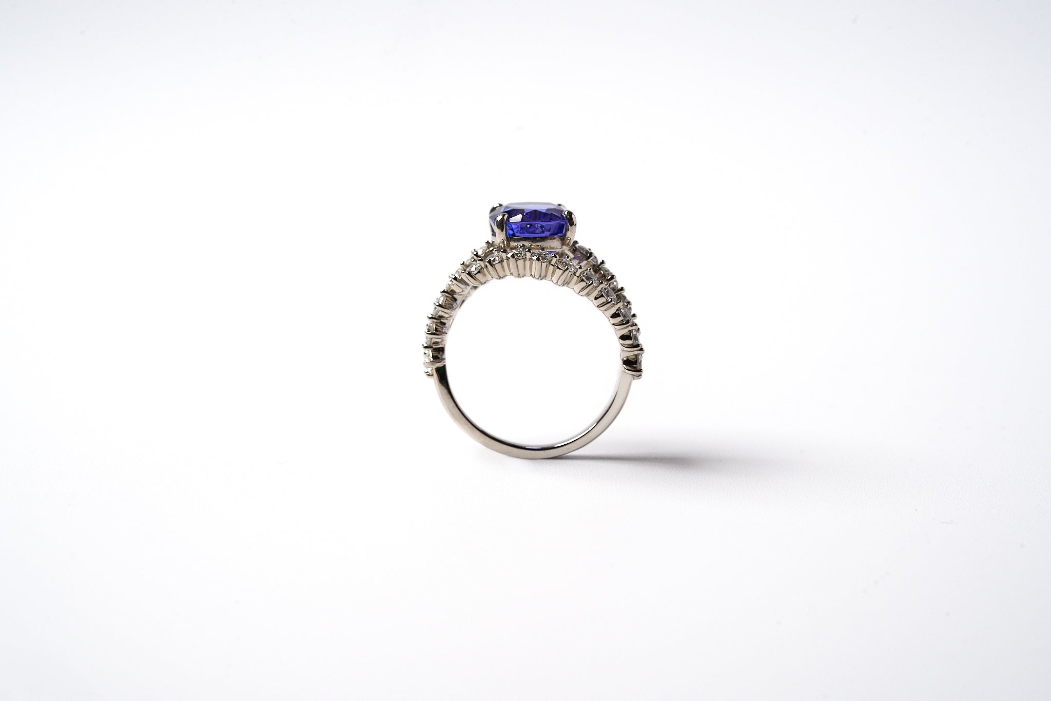 12月 タンザナイトリング – GINZA SATAKE