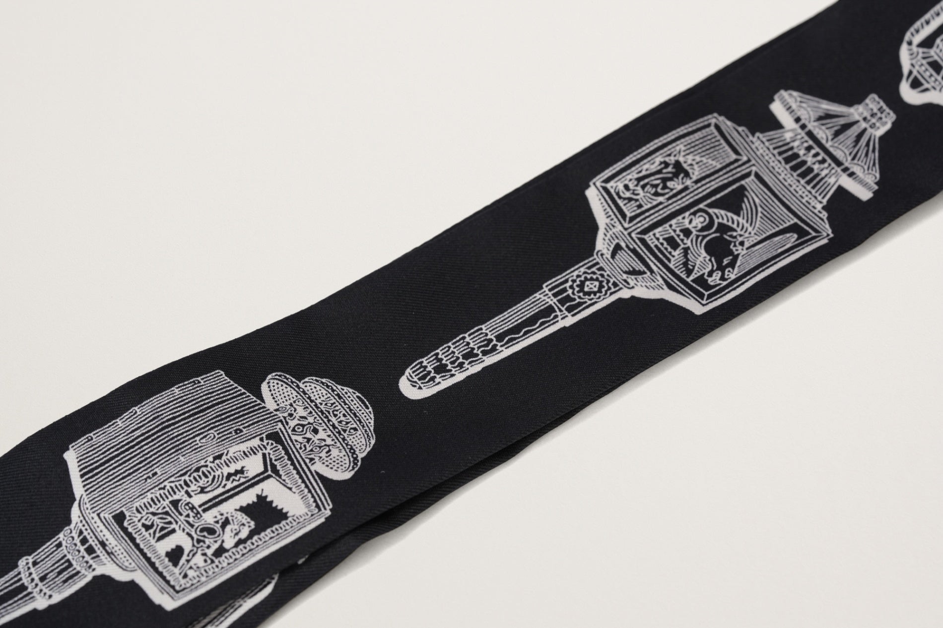 【新品】HERMES ツイリー（メルヴェイユーズ・ランタン） HERMES ツイリー《メルヴェイユーズ・ランタン》 – GINZA SATAKE