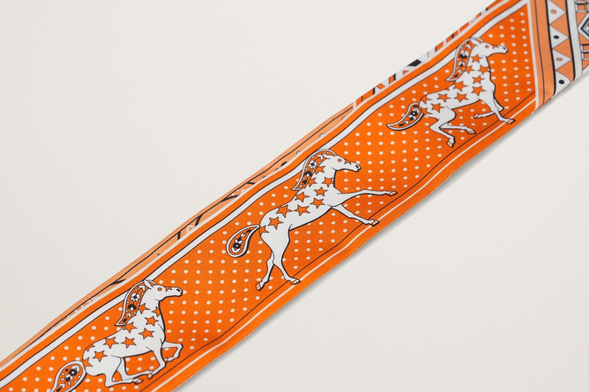 HERMES ツイリー《シュヴァル・ドゥ・クール・バンダナ》 – GINZA SATAKE