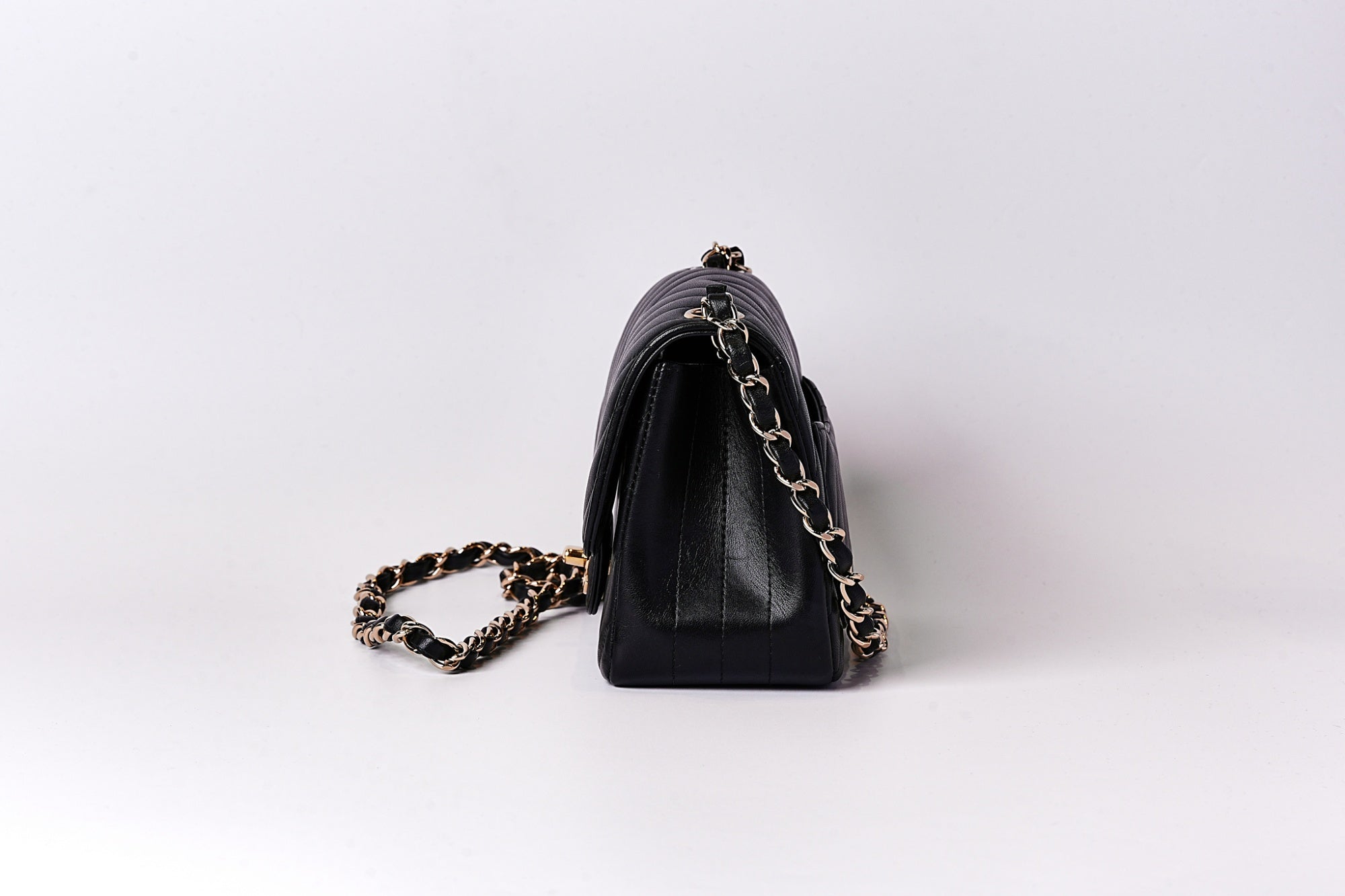 CHANEL Vステッチ ミニマトラッセバッグ