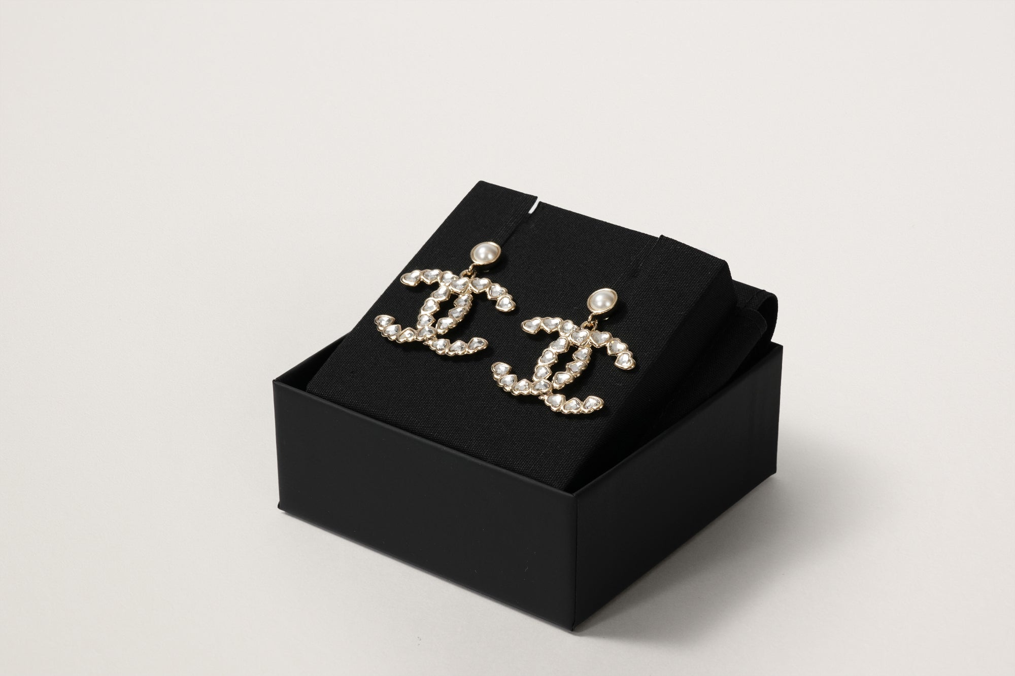 V VIP顧客CHANEL ハート型ストーン付きピアス CHANEL ココマーク ハートラインストーンピアス – GINZA SATAKE