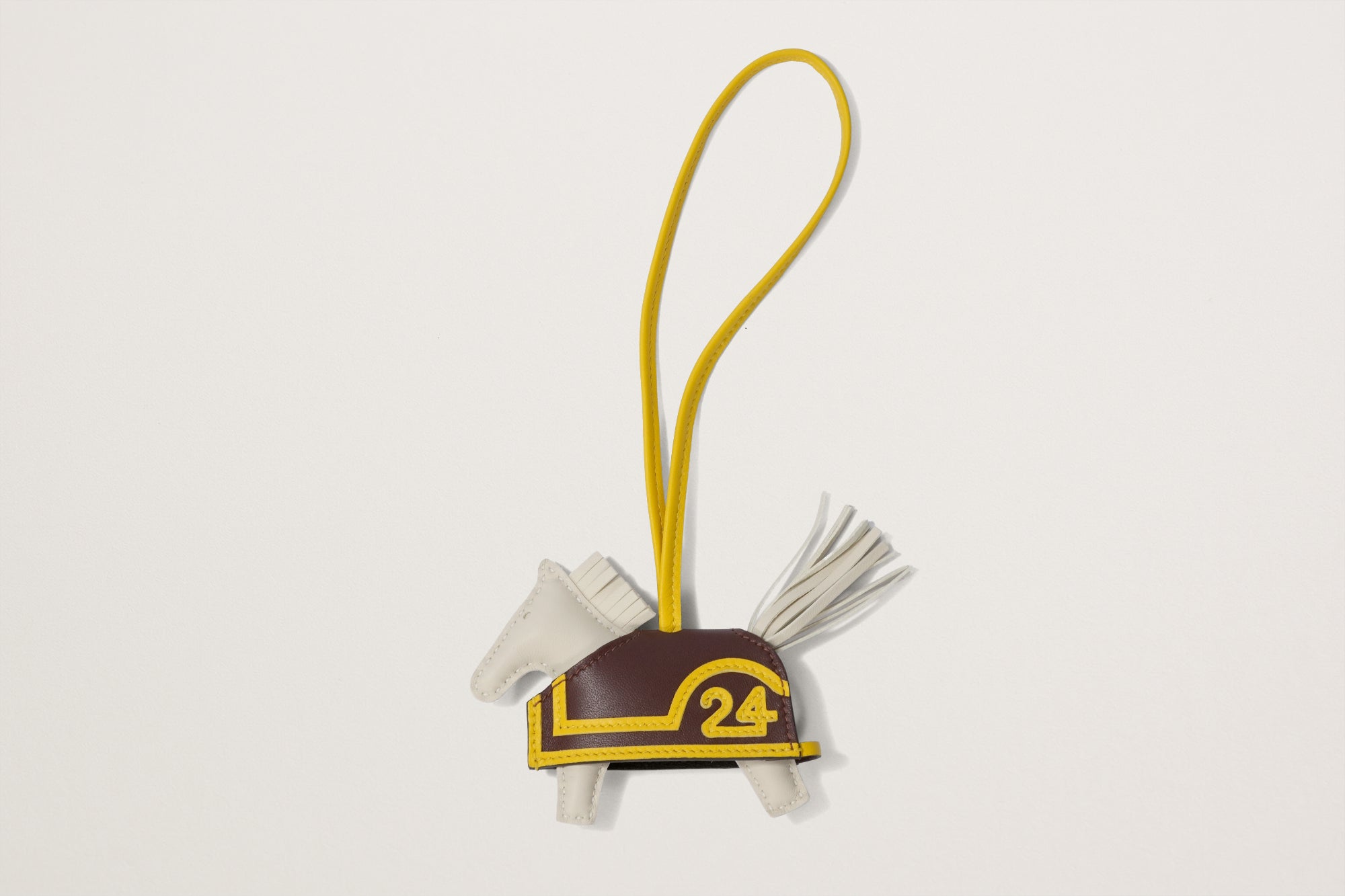 HERMES ロデオチャームPM ロべオ24 クレ／ジョーヌナプル／テール