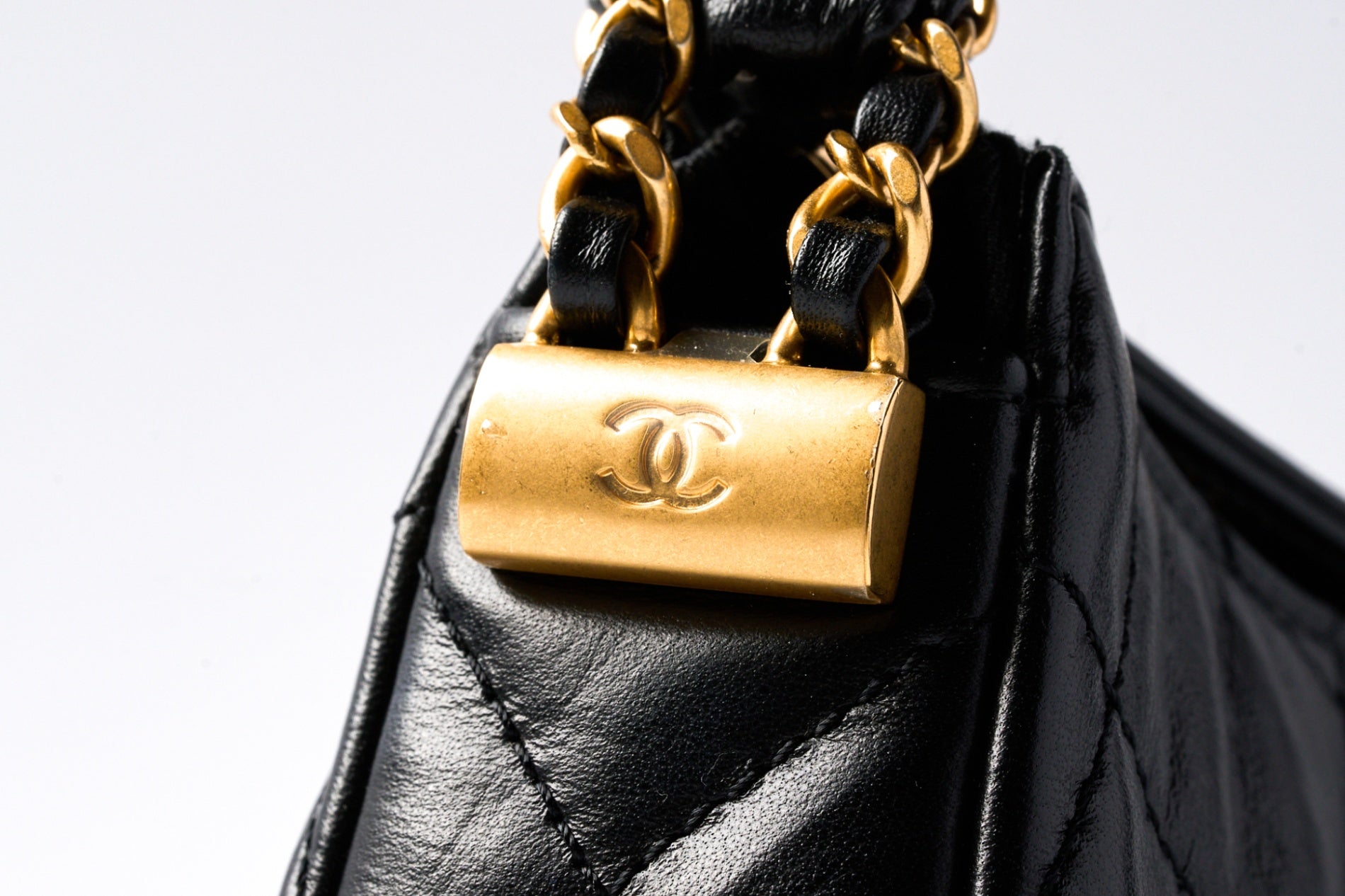 CHANEL 19ホーボーバッグ