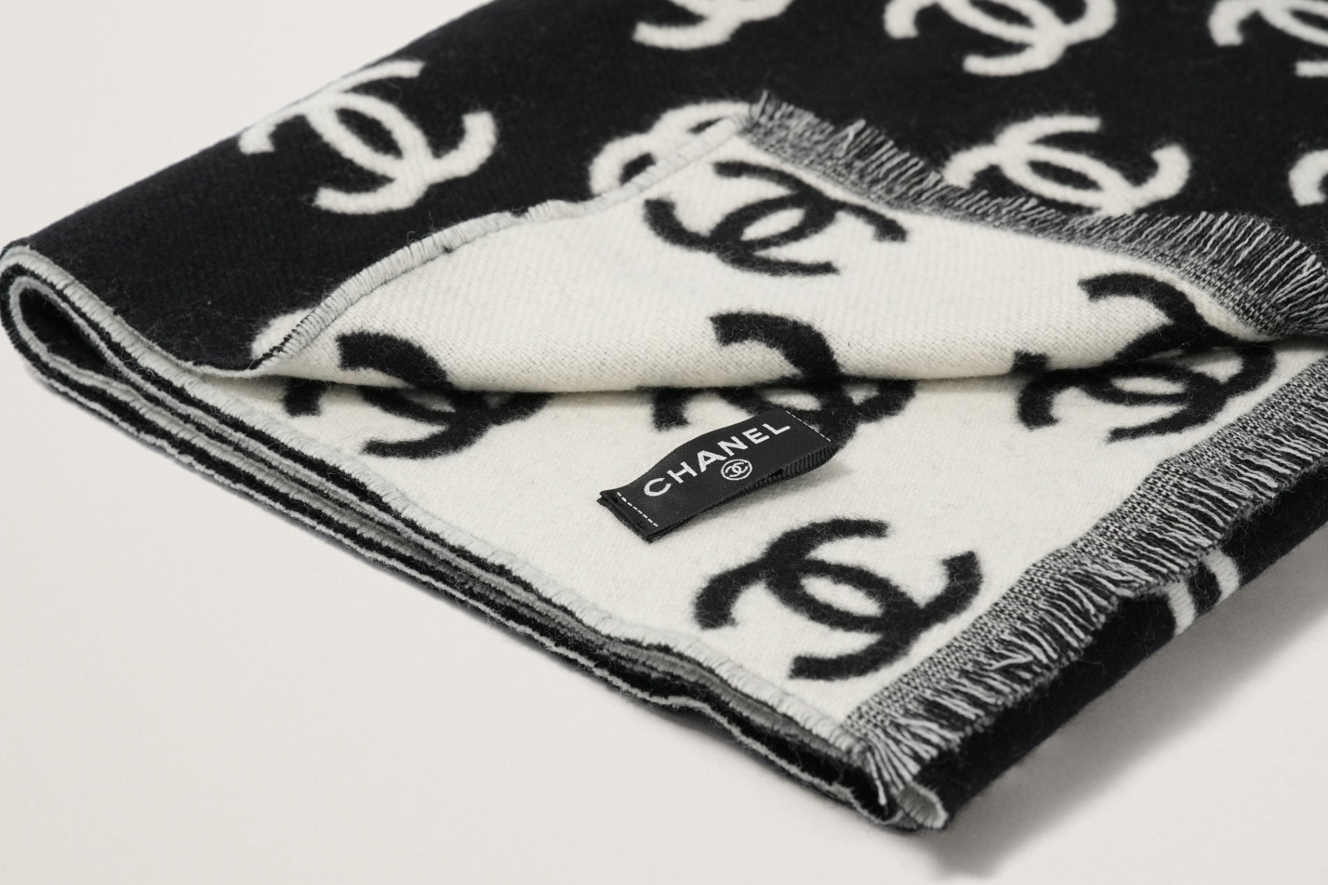 白 シャネルスカーフ CHANEL シルク スカーフ 白 黒・シルバー