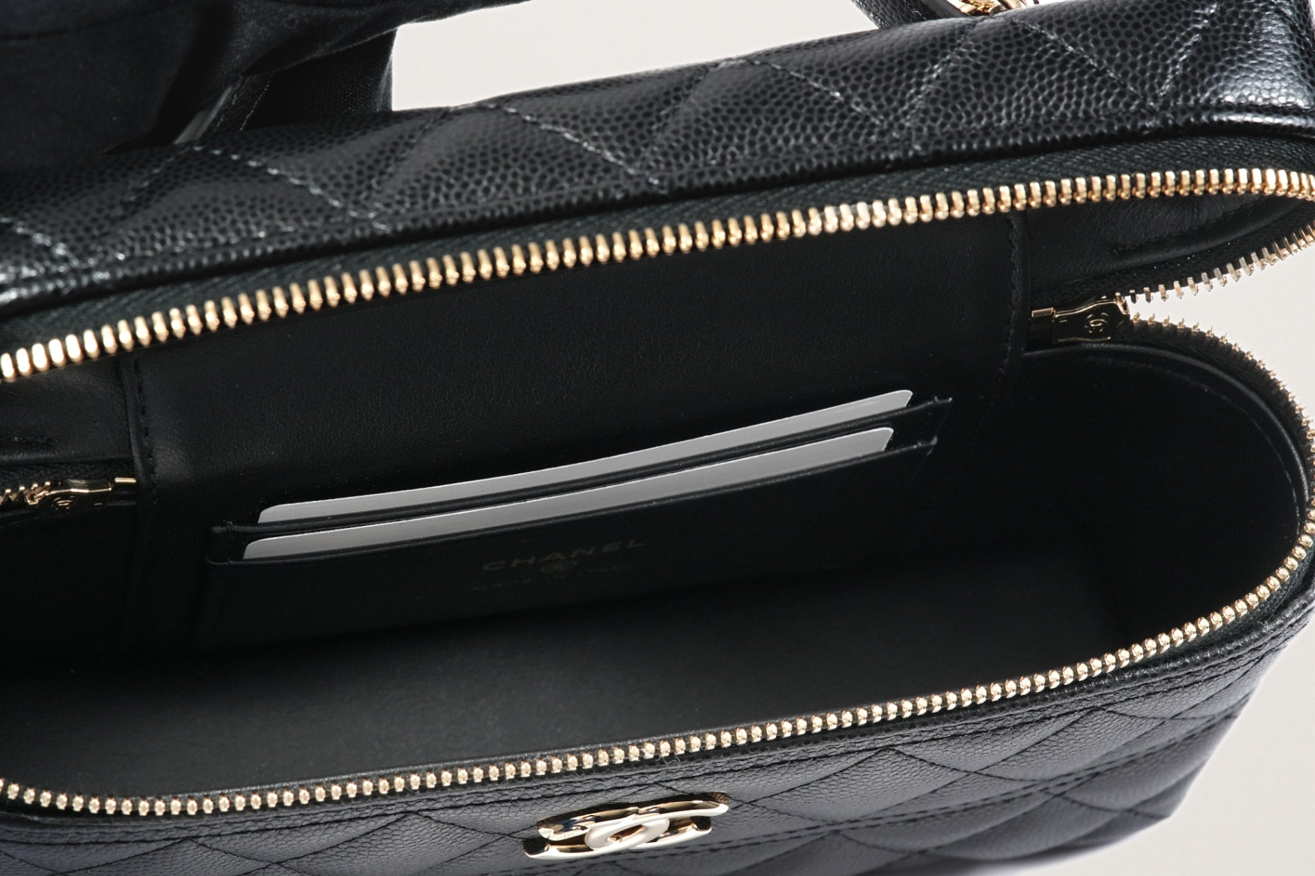 90 CHANEL ラウンドファスナー　ケース CHANEL】シャネル『カンボンライン ダブルジップ トラベルケース
