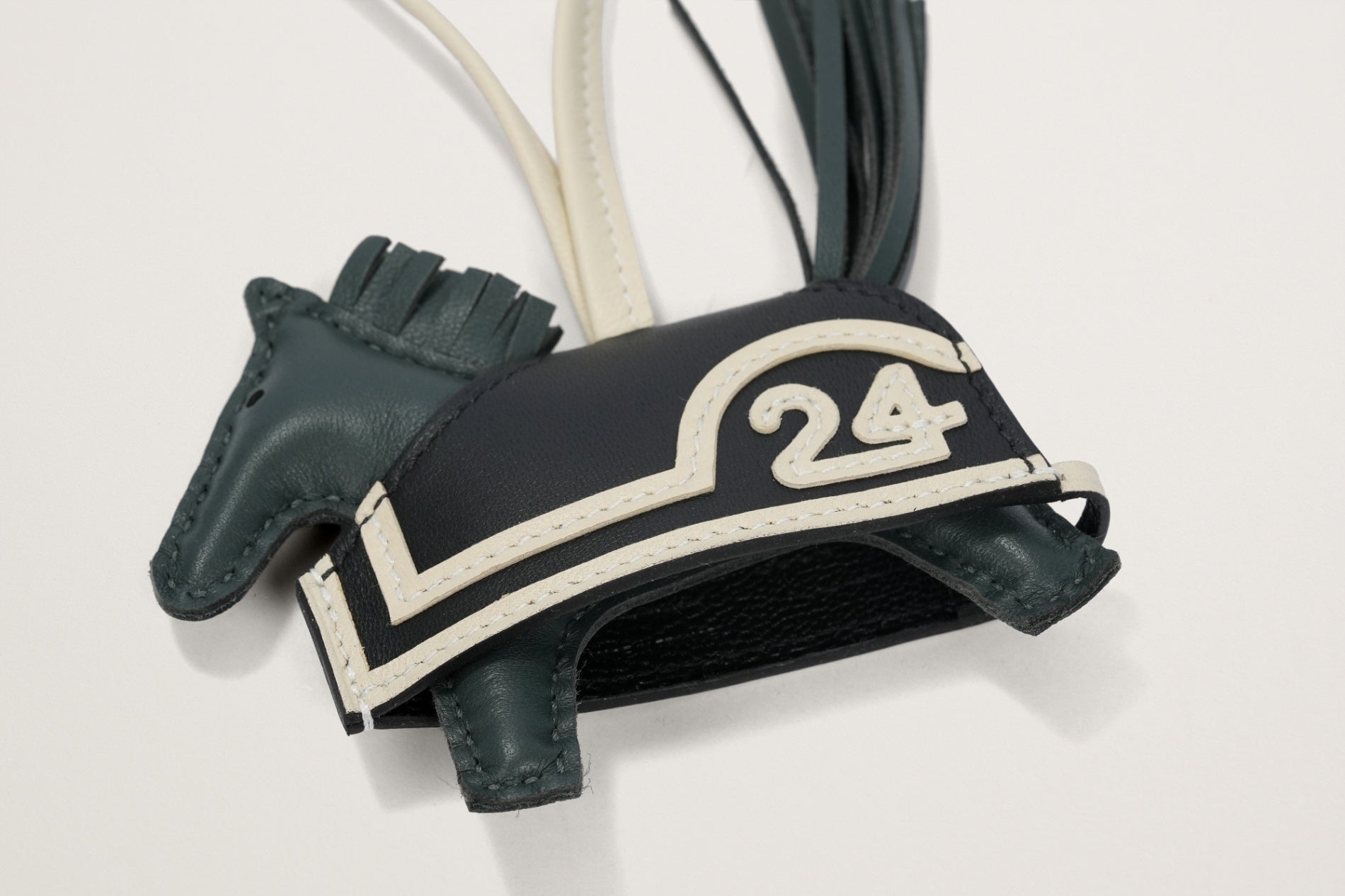 HERMES ロデオチャームPM ロべオ24 ヴェールマングローブ/クレ/黒