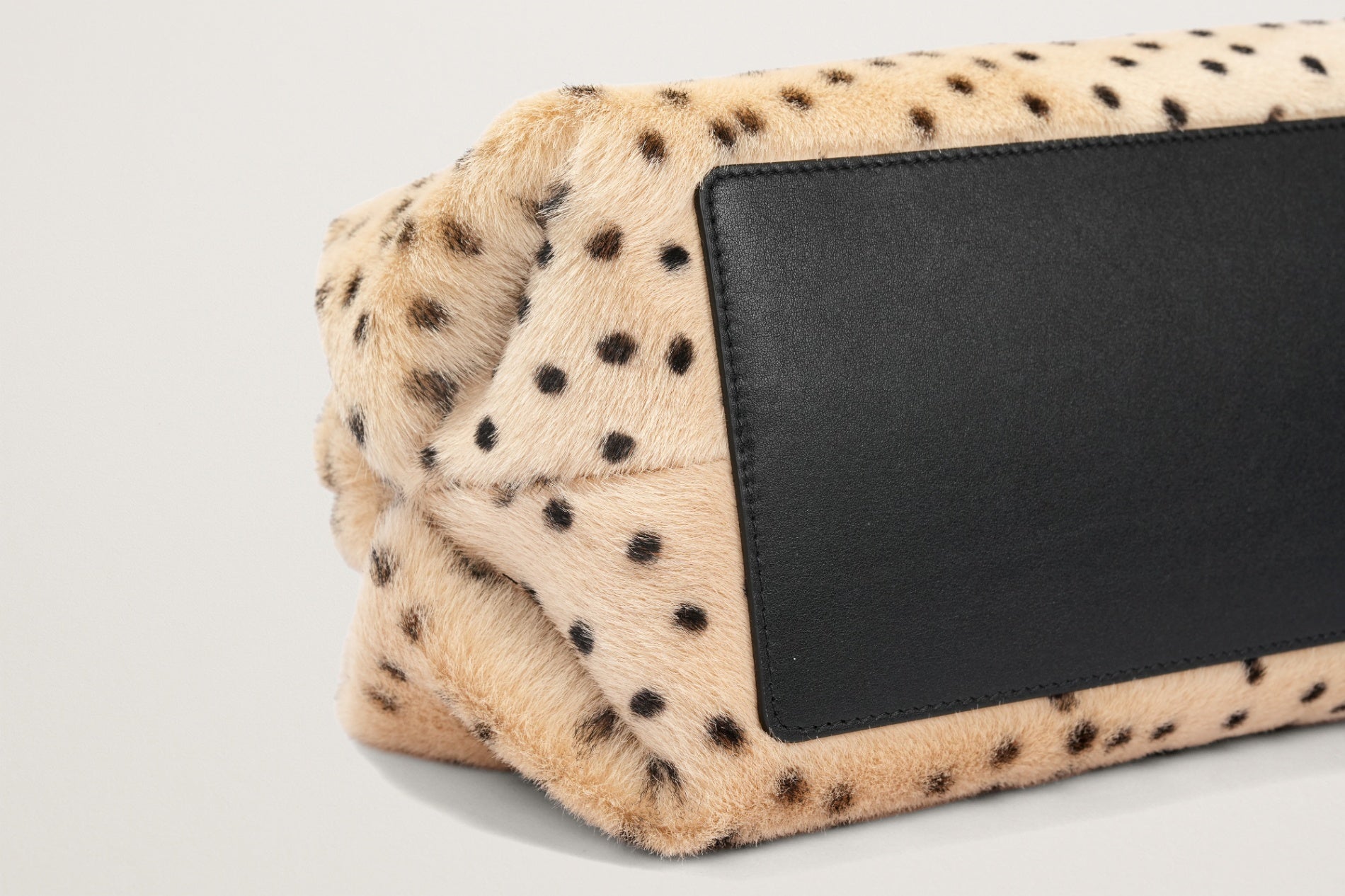 CHANEL メティエダール チェーン クラッチ