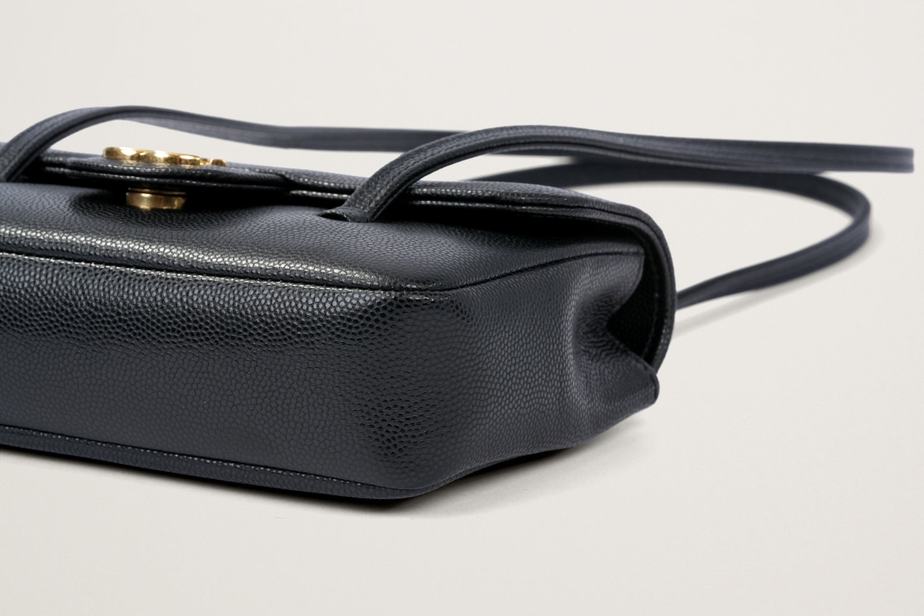 CHANEL ストラップ クラッチ バッグ – GINZA SATAKE