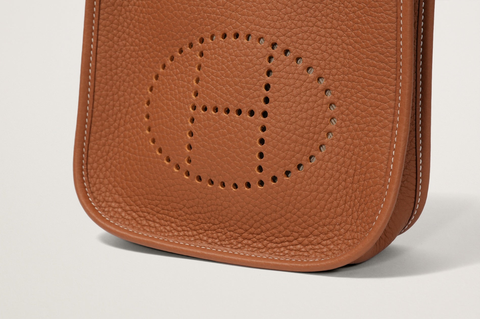 HERMES エヴリンアマゾ－ヌ16 ゴールド