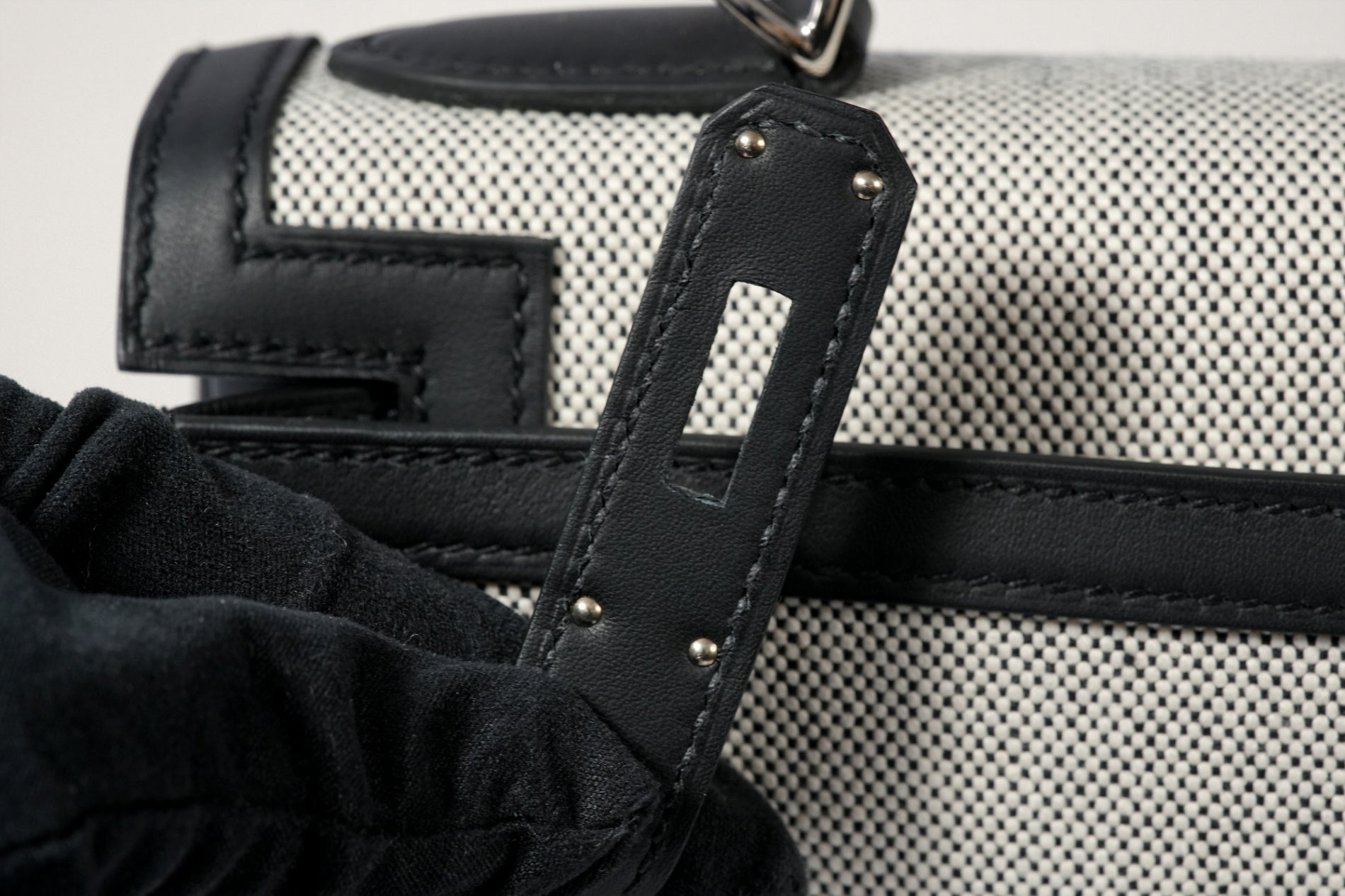 HERMES ケリー28 黒/エクリュ