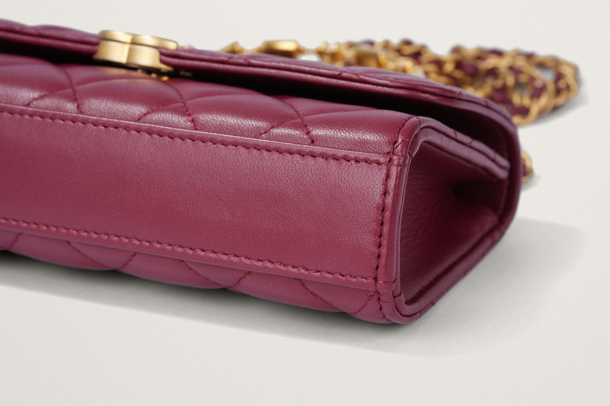 CHANEL 22B マトラッセ エナメル トップハンドル フラップバッグ