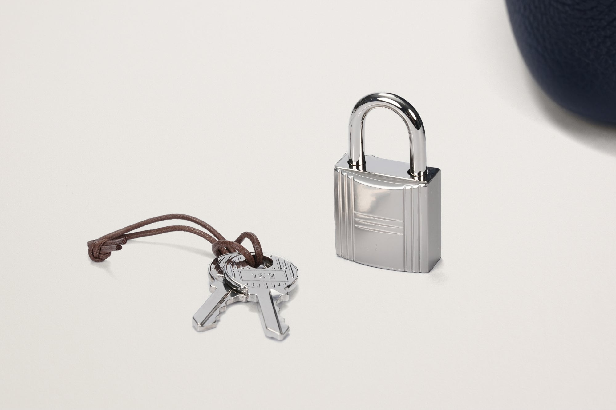 【極希少】エルメス ELOI社製 5フラン銀貨 ナイフ 1837年 箱付 HERMES ピコタンロック18 ブルーニュイ – GINZA SATAKE