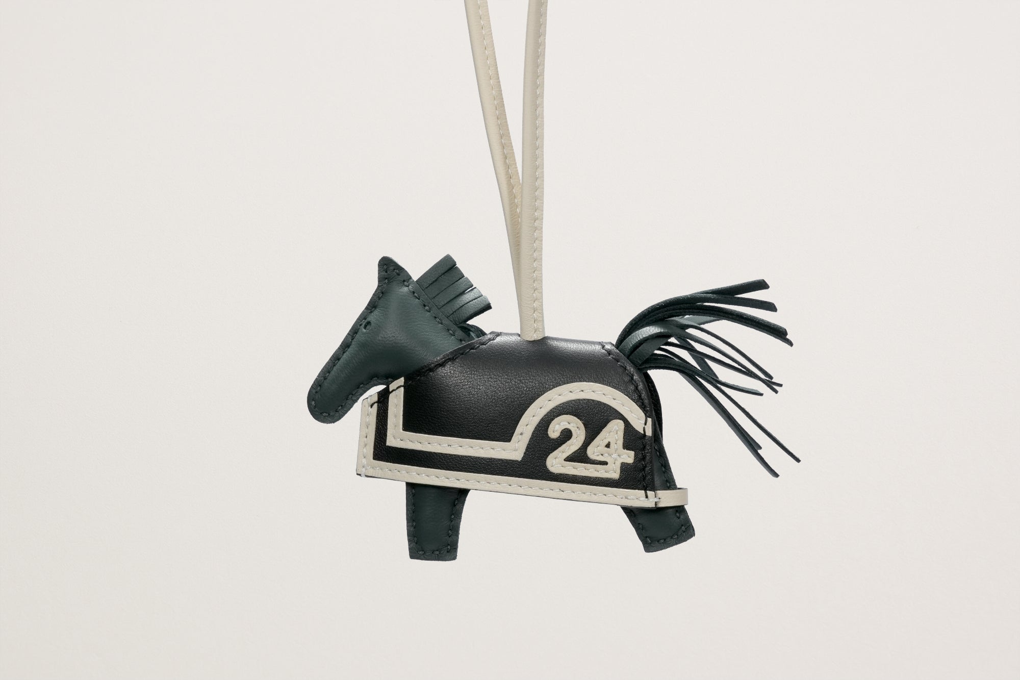 HERMES ロデオチャームPM ロべオ24 ヴェールマングローブ/クレ/黒