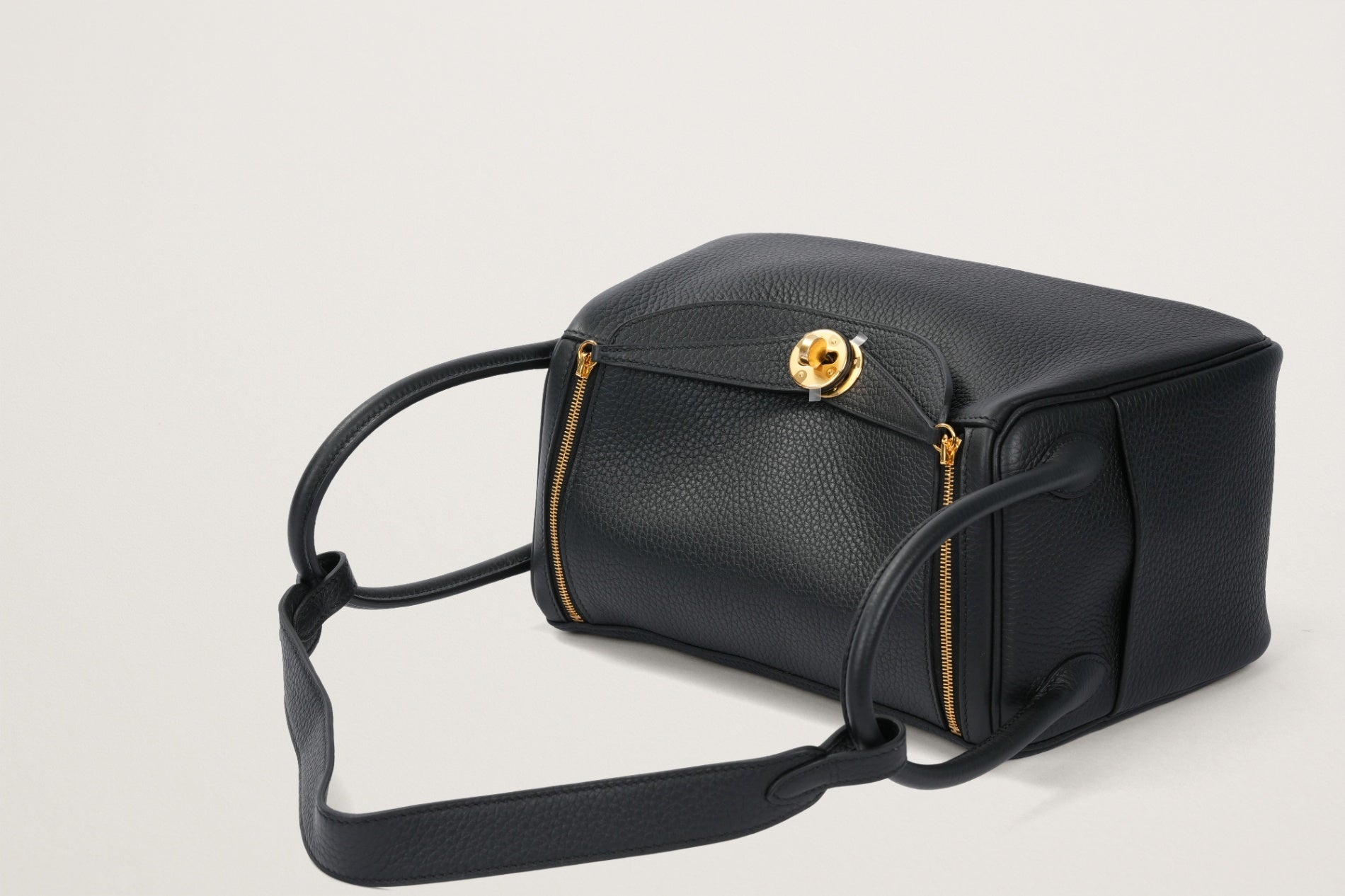 HERMES リンディ26 黒 – GINZA SATAKE