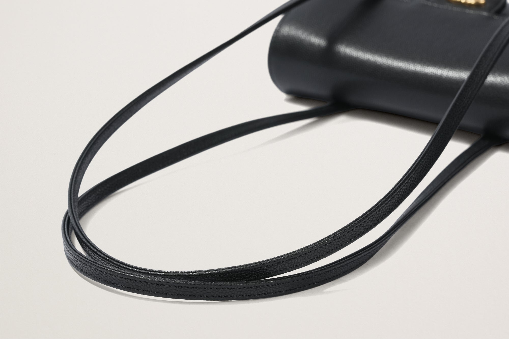 CHANEL プレコレクションストラップ クラッチ バッグ