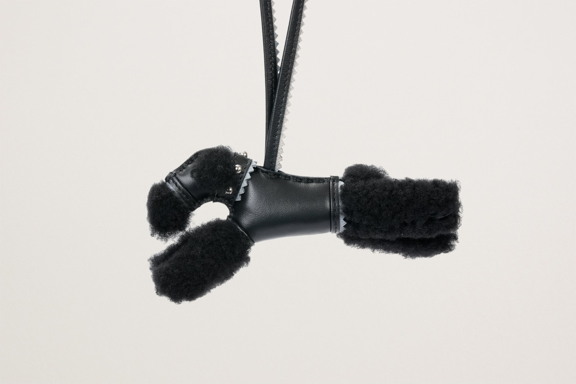 新品 エルメス バディ チャーム 黒 ×グリパンタン 首輪付 HERMES バディチャーム 首輪付き 黒/グリパンタン – GINZA SATAKE