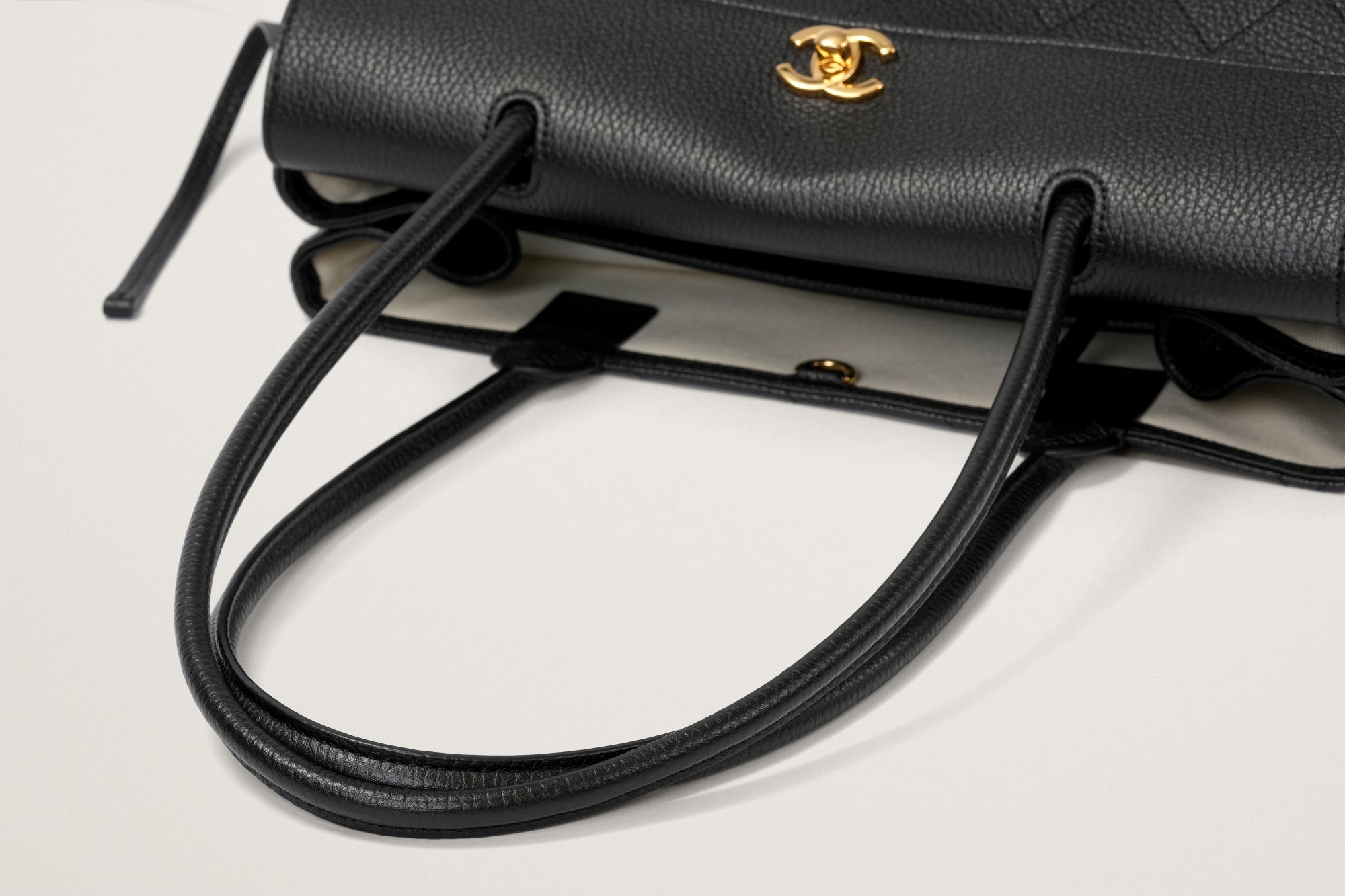 CHANEL シャネルスモール ショッピング バッグ – GINZA SATAKE