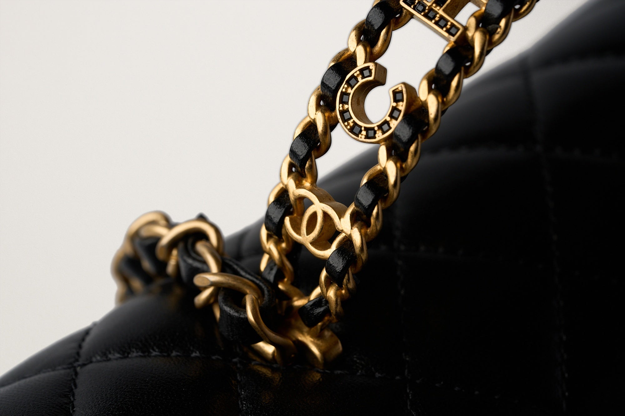 CHANEL シャネル19 マトラッセ トップハンドル フラップバッグ – GINZA