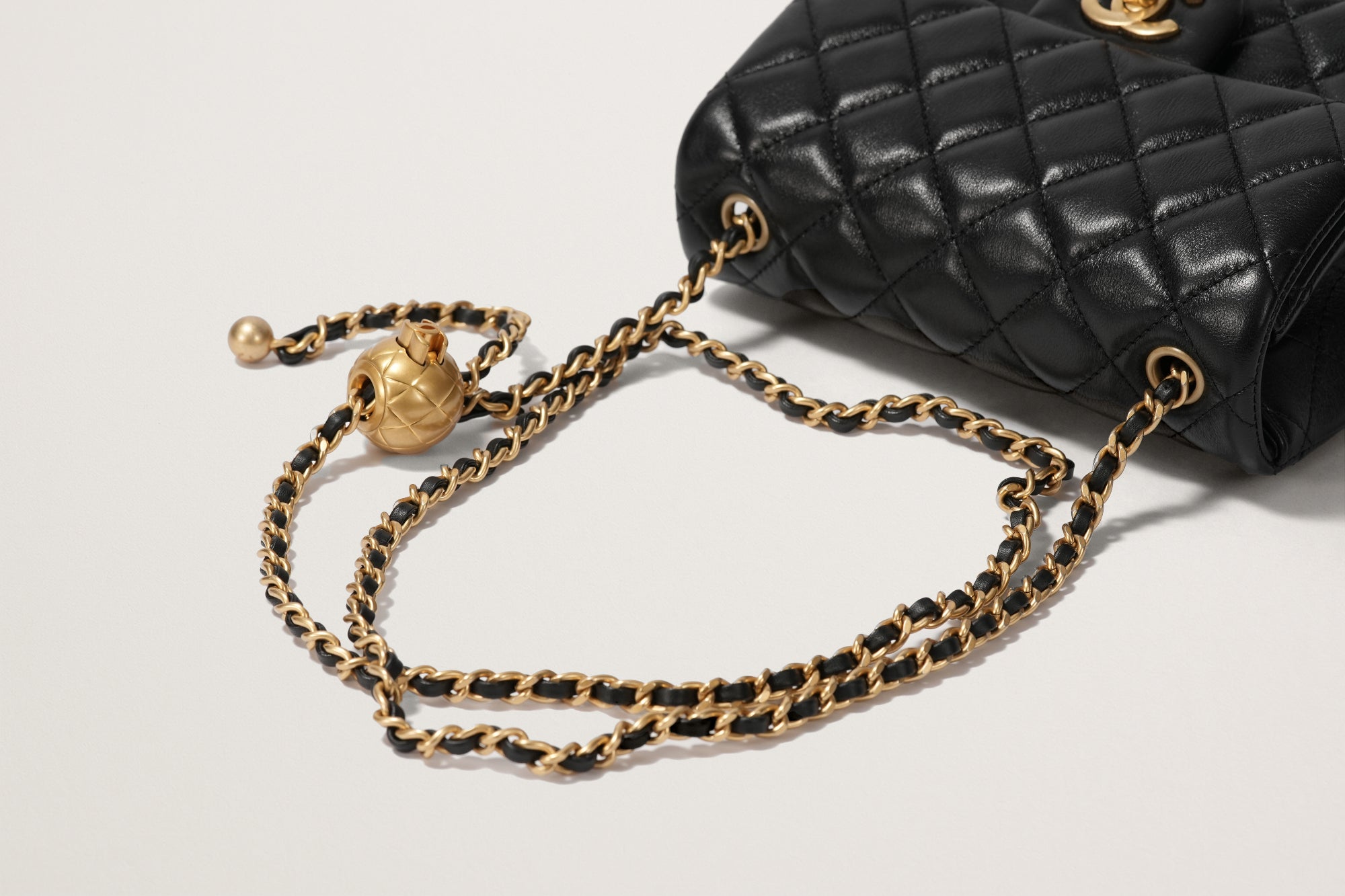 CHANEL ココボール ミニマトラッセ チェーンショルダー コーデに高級感をプラス♪】CHANEL ミニマトラッセ ココボール (CHANEL