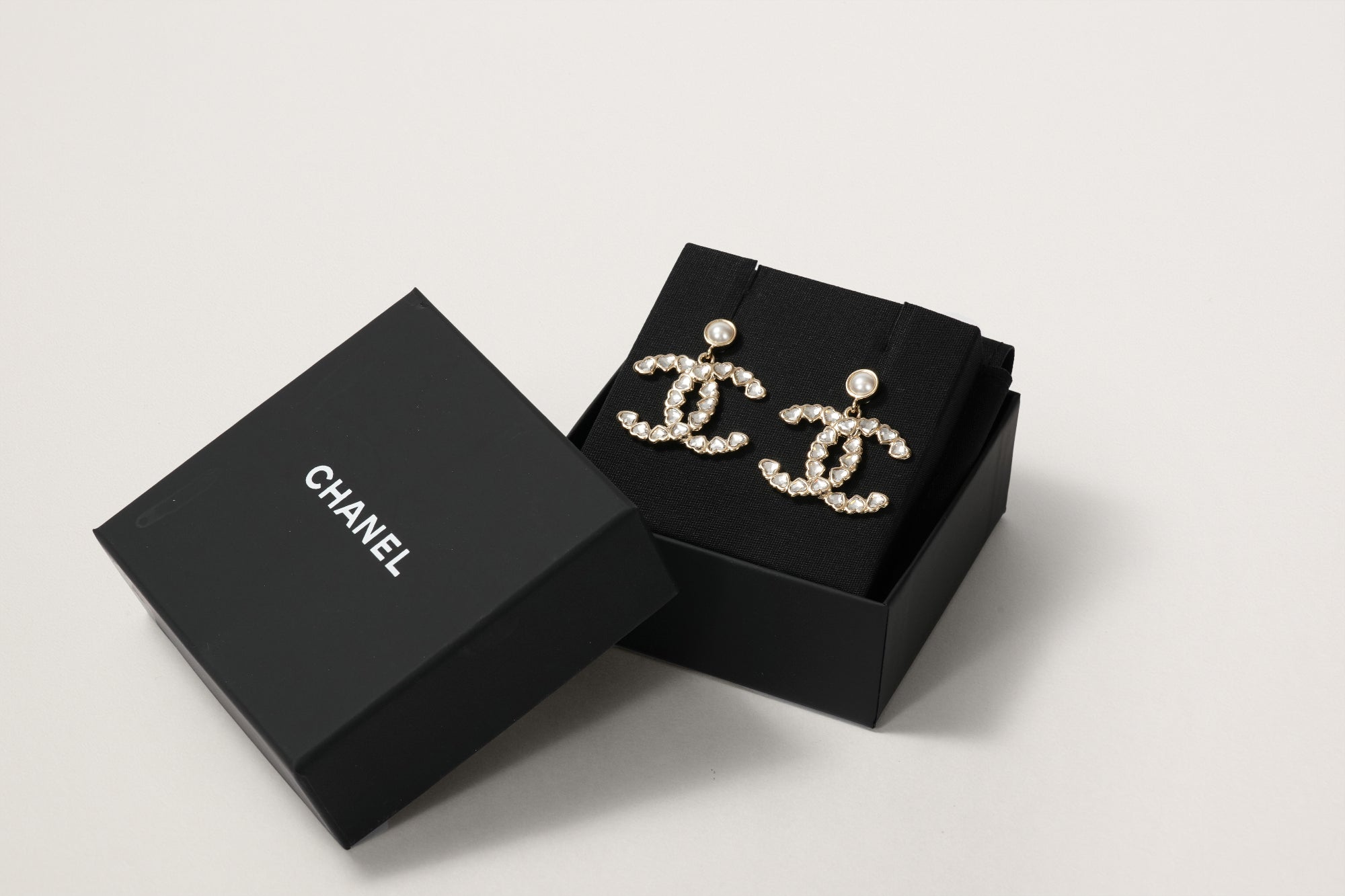 CHANEL 箱 ピアス CHANEL ココマーク ハートラインストーンピアス – GINZA SATAKE