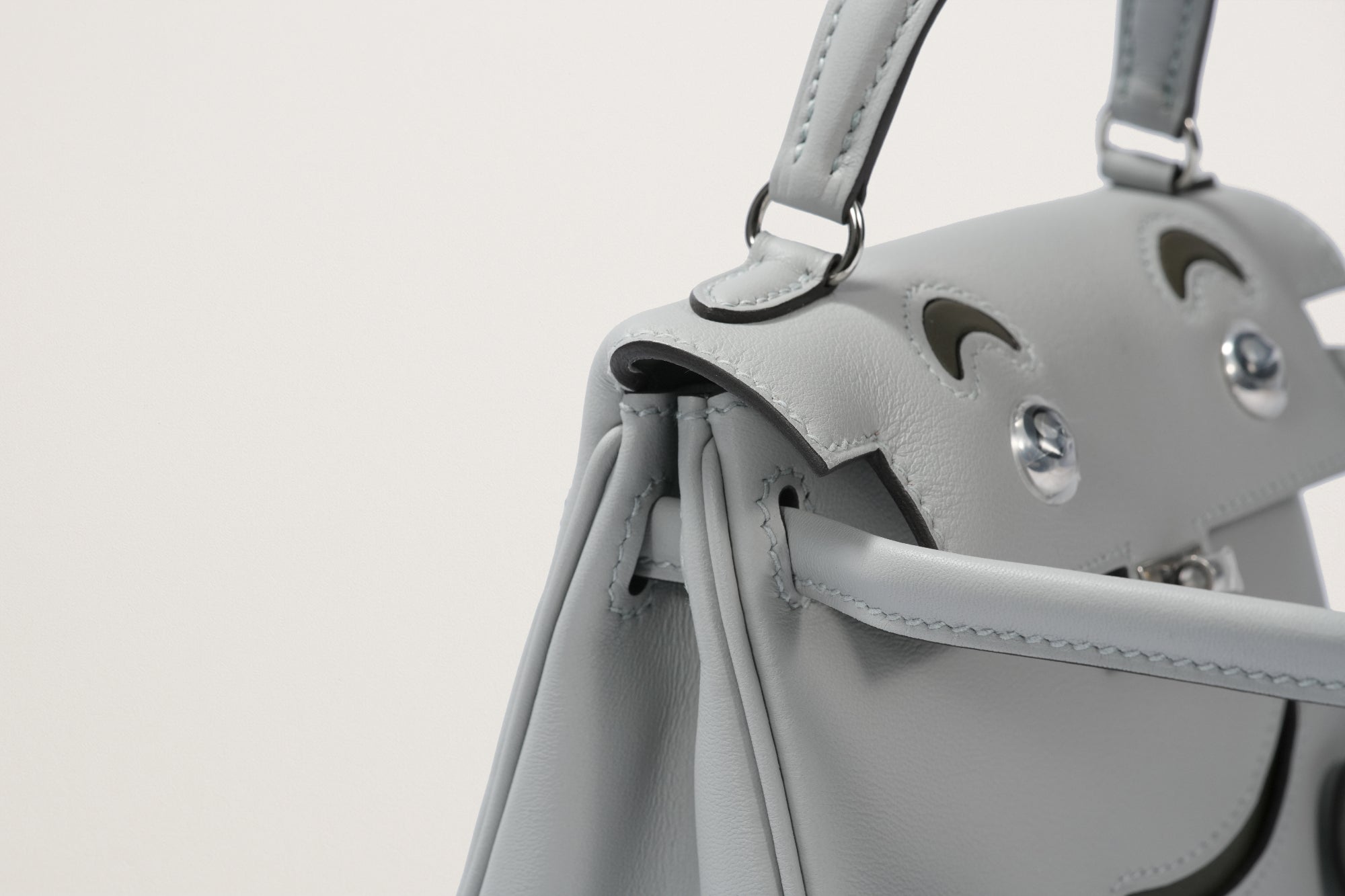 【BIGお買い物ラリー★30%OFFセール中】エルメス HERMES スニーカーHマーク ♯41 ローカット グレー 灰色 グリーン シルバー系 レディース 中古 HERMES ケリードール ブルーグラシエ/ヴェールマキ – GINZA SATAKE