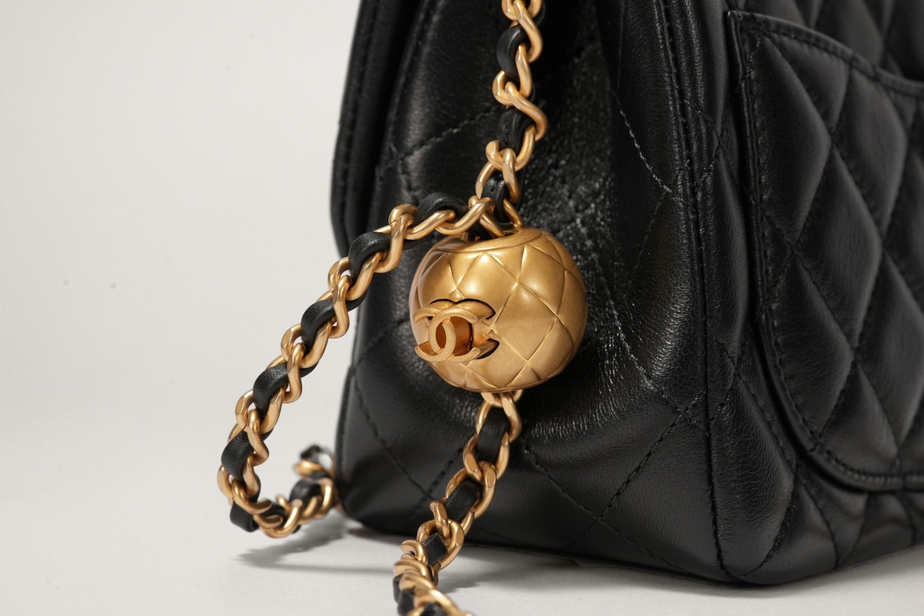 CHANEL マトラッセ ミニ ココボール チェーンショルダーバッグ – GINZA