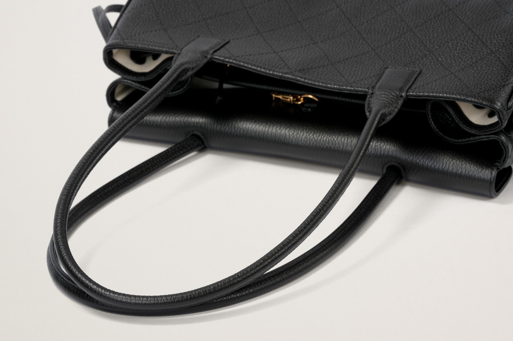 CHANEL スモール ショッピングバッグ – GINZA SATAKE