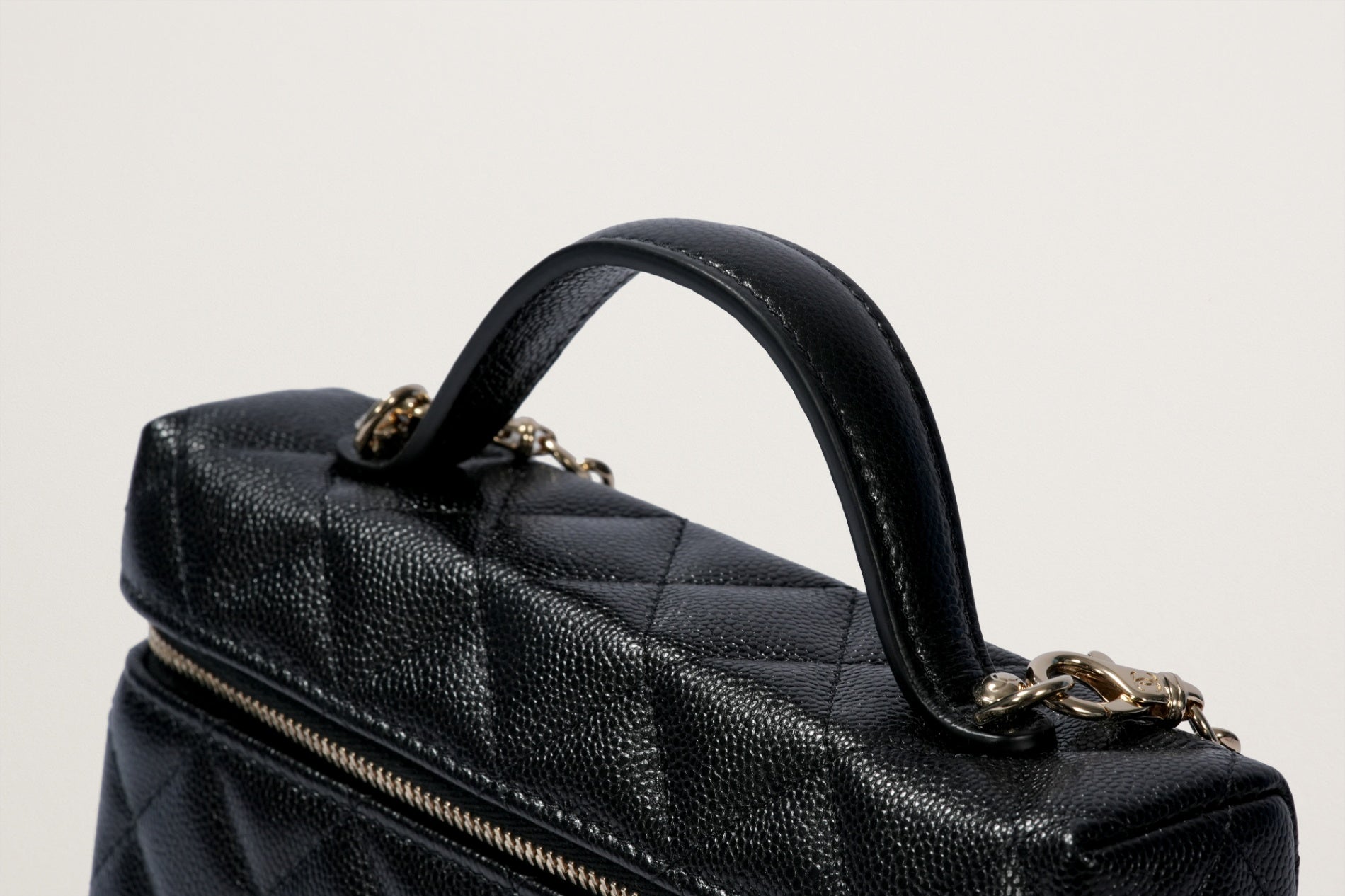 CHANEL マトラッセ スモールヴァニティケース – GINZA SATAKE
