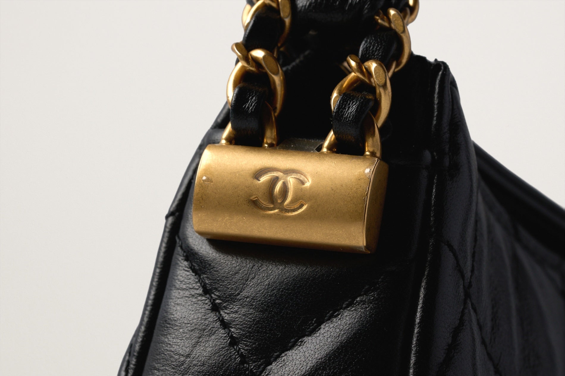 CHANEL シャネル19 ホーボー ショルダーバッグ – GINZA SATAKE