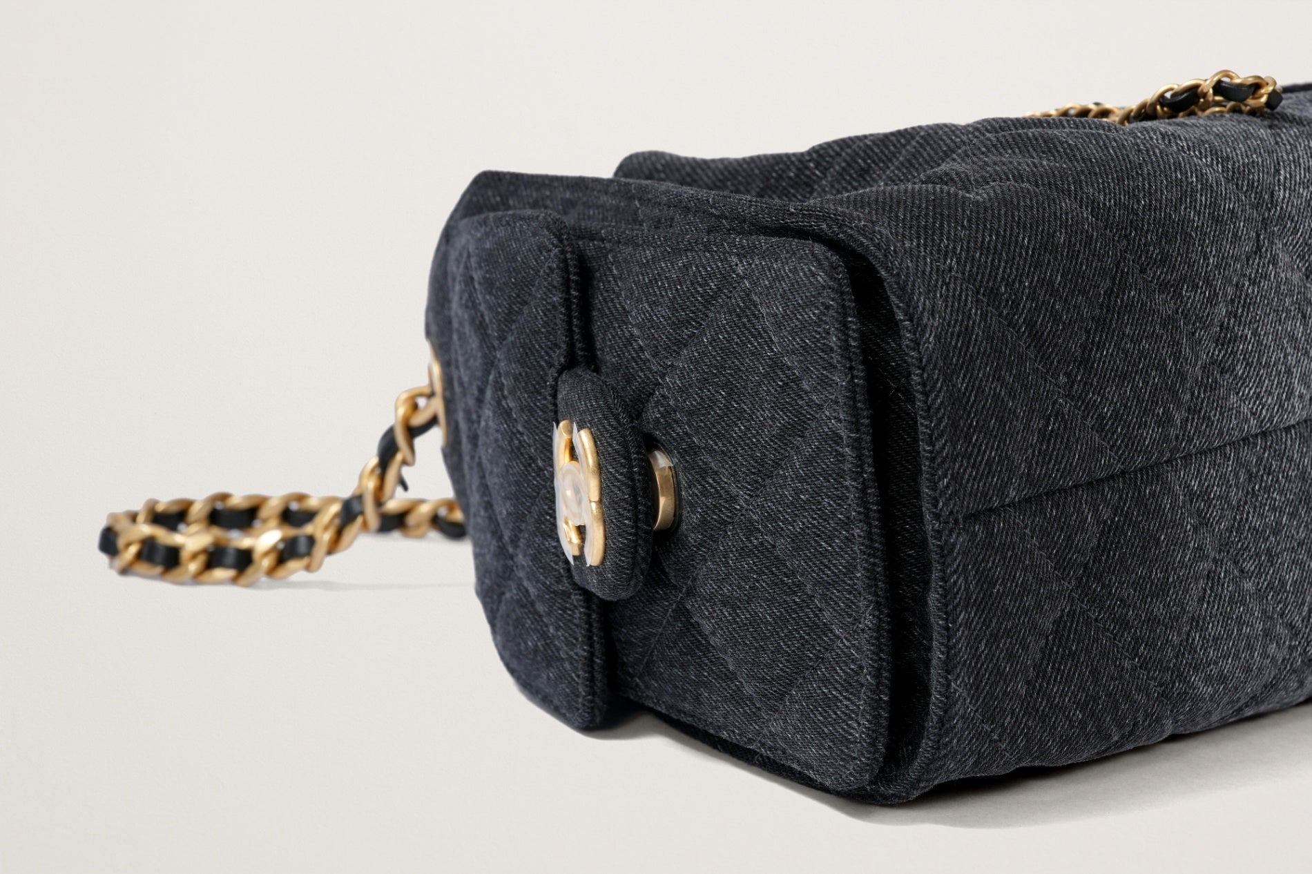 CHANEL 25 ミニ ウォッシュド デニムバッグ Chanel 25 スモール ハンドバッグ、ウォッシュド デニム、ブルー