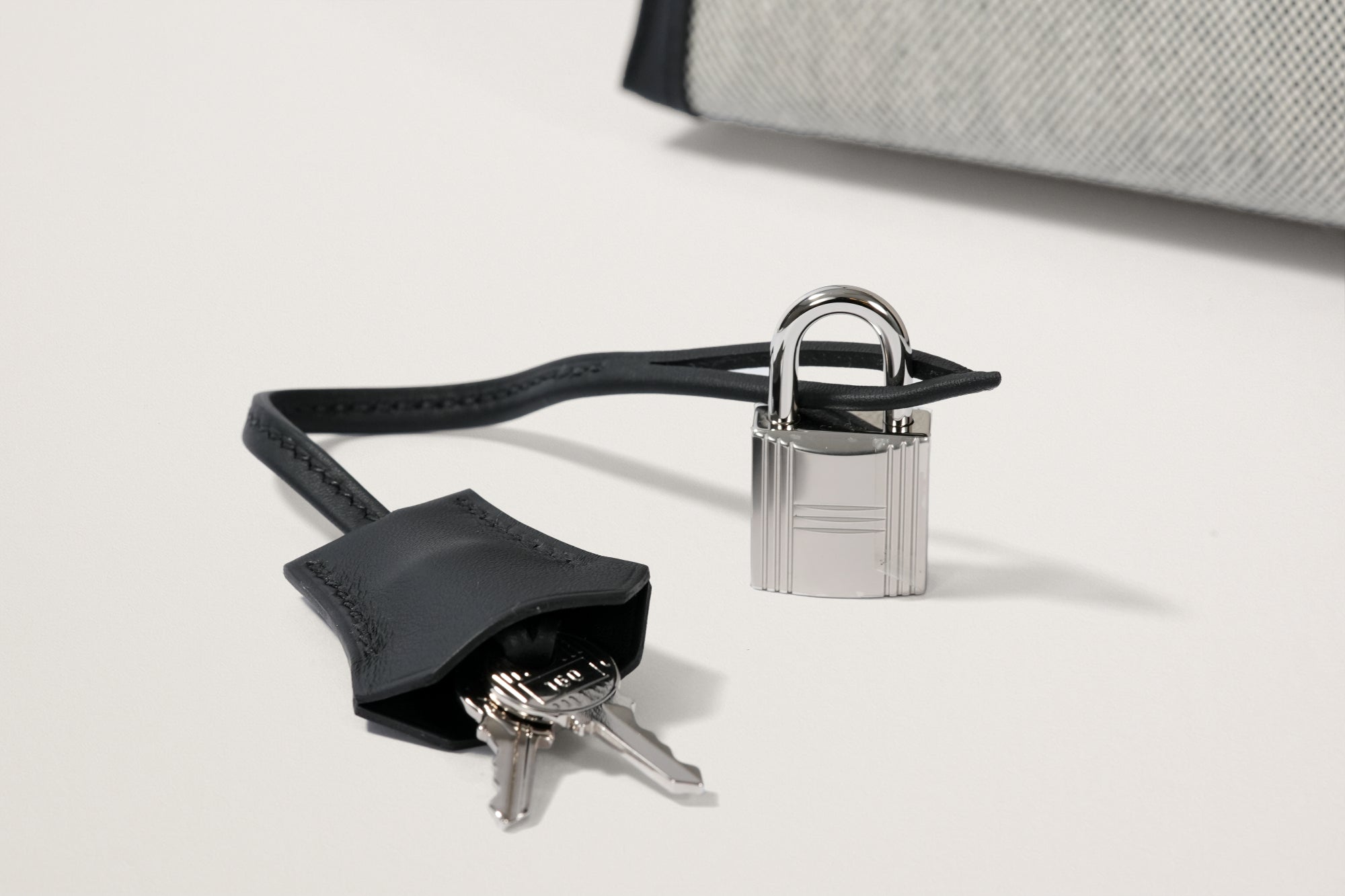 HERMES ケリー28 黒/エクリュ